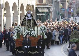 La procesión general del Santo Entierro ha vuelto a las calles de Torrelavega como cada Viernes Santo