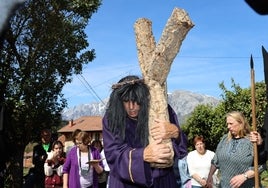 El recorrido del Viacrucis discurre entre la ermita de Esanos y la iglesia de San Pedro de Bedoya