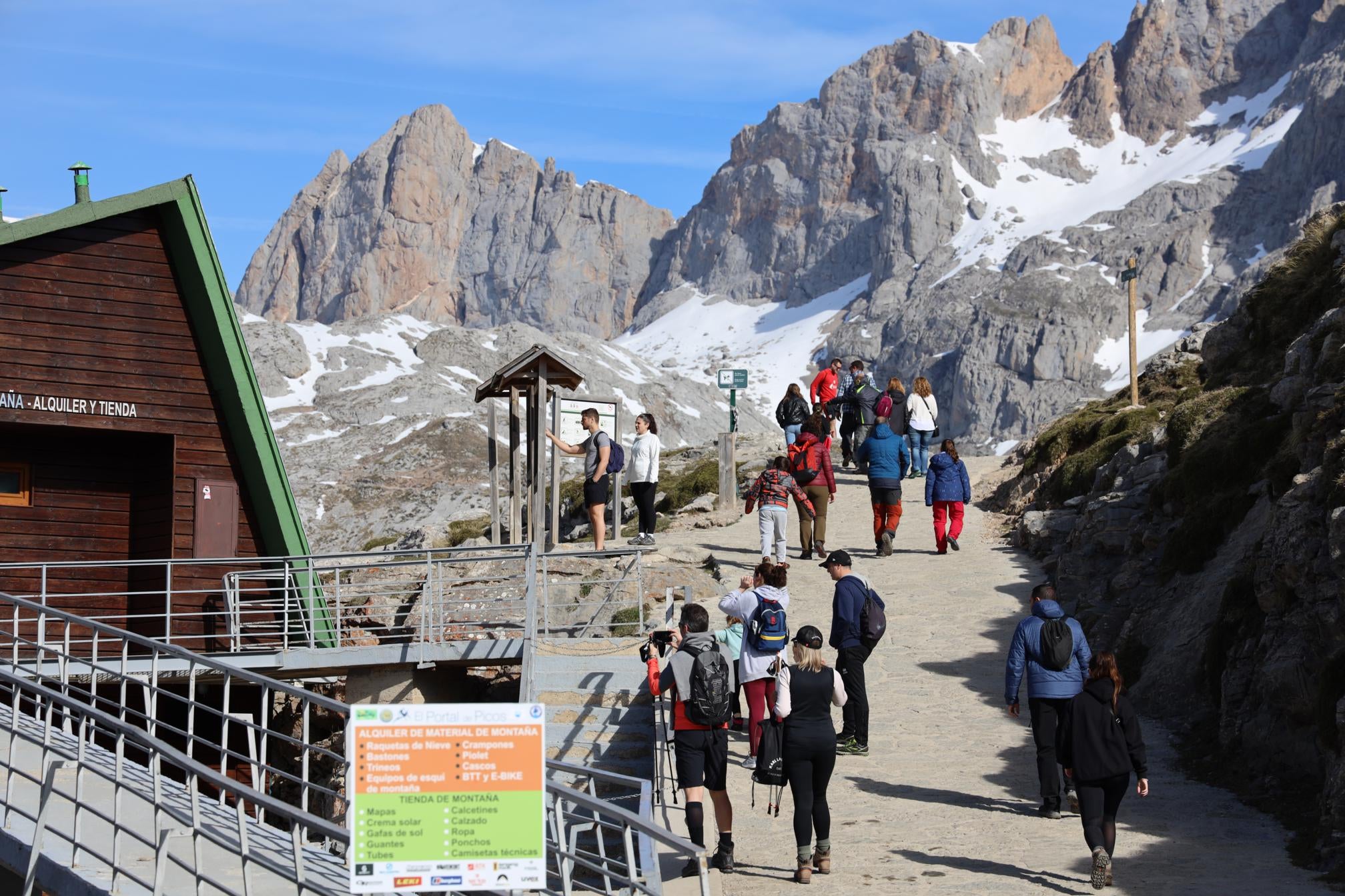 Grupos de turistas acceden al interior del macizo Central de Picos de Europa