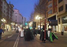 El brillante amanecer de Santander con la procesión de La Soledad