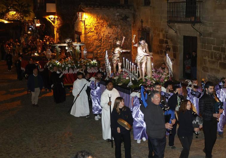 Música de gaitas en el Vía Crucis de Santillana del Mar