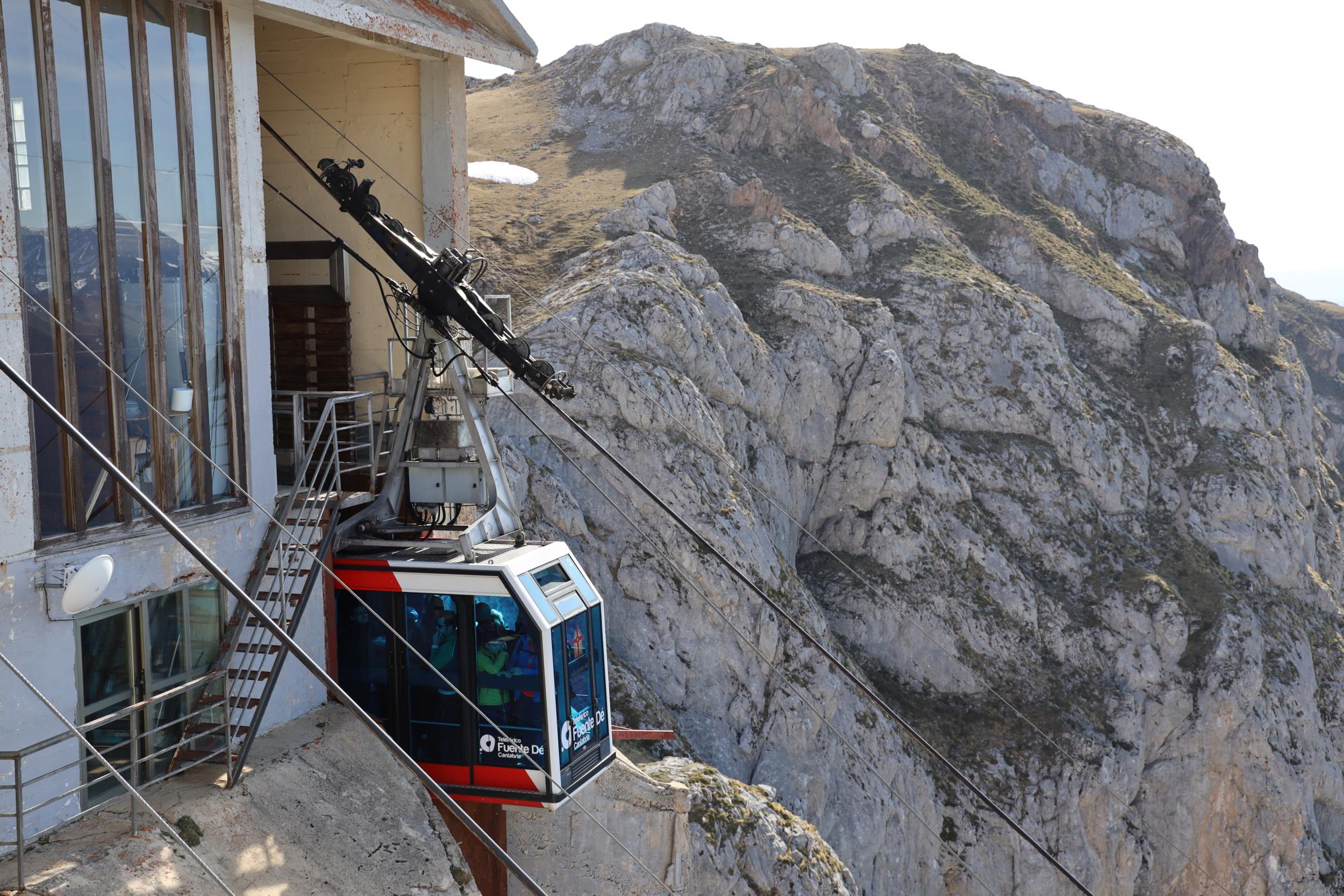 La cabina del teleférico de Fuente Dé llega a la estación superior repleta de turistas