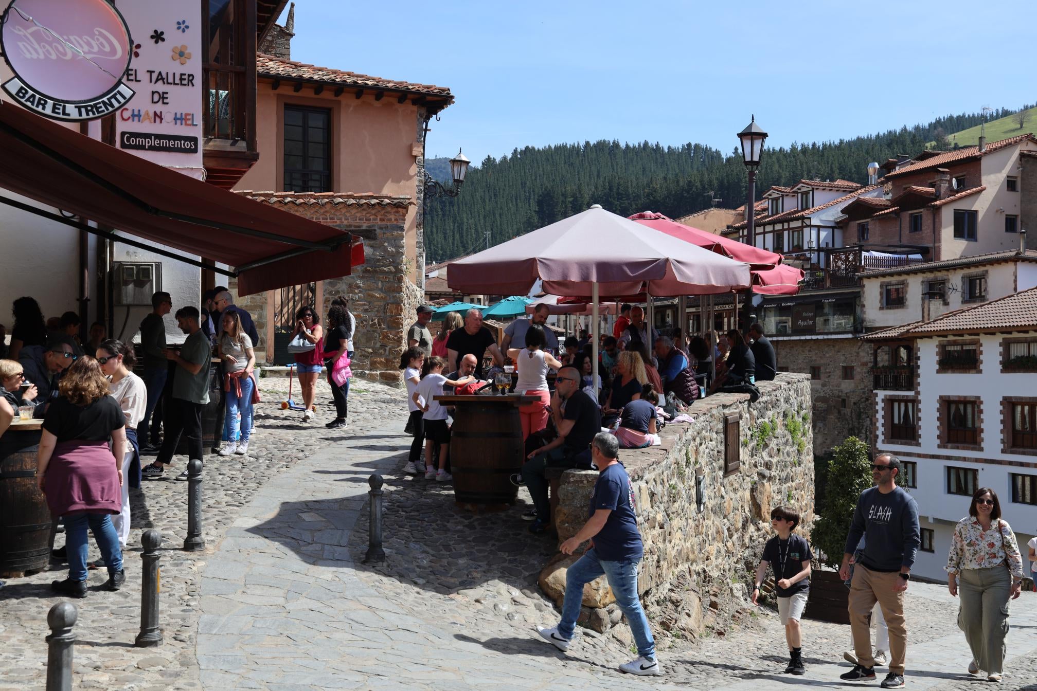 Turistas disfrutando en el casco antiguo de la villa de Potes