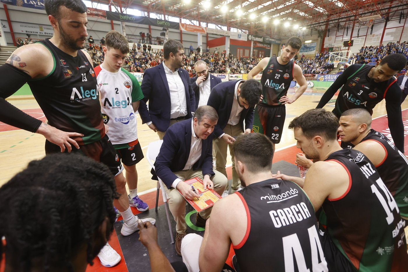 Mangas da instrucciones a sus jugadores en un tiempo muerto.