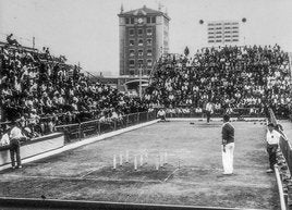 Bolera provisional instalada en el mes de agosto del año 1966 en la Plaza de las Estaciones de Santander para la disputa del Campeonato de España.