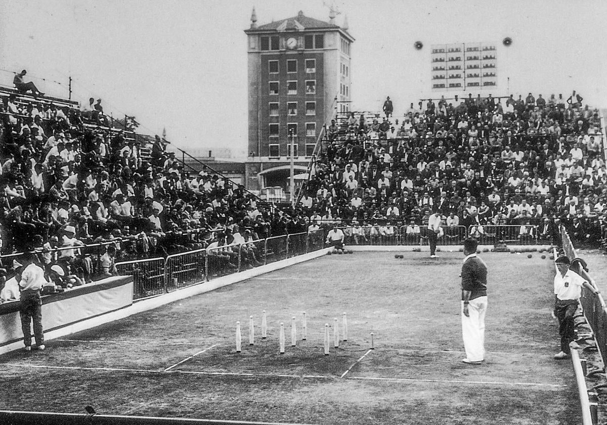 Bolera provisional instalada en el mes de agosto del año 1966 en la Plaza de las Estaciones de Santander para la disputa del Campeonato de España.