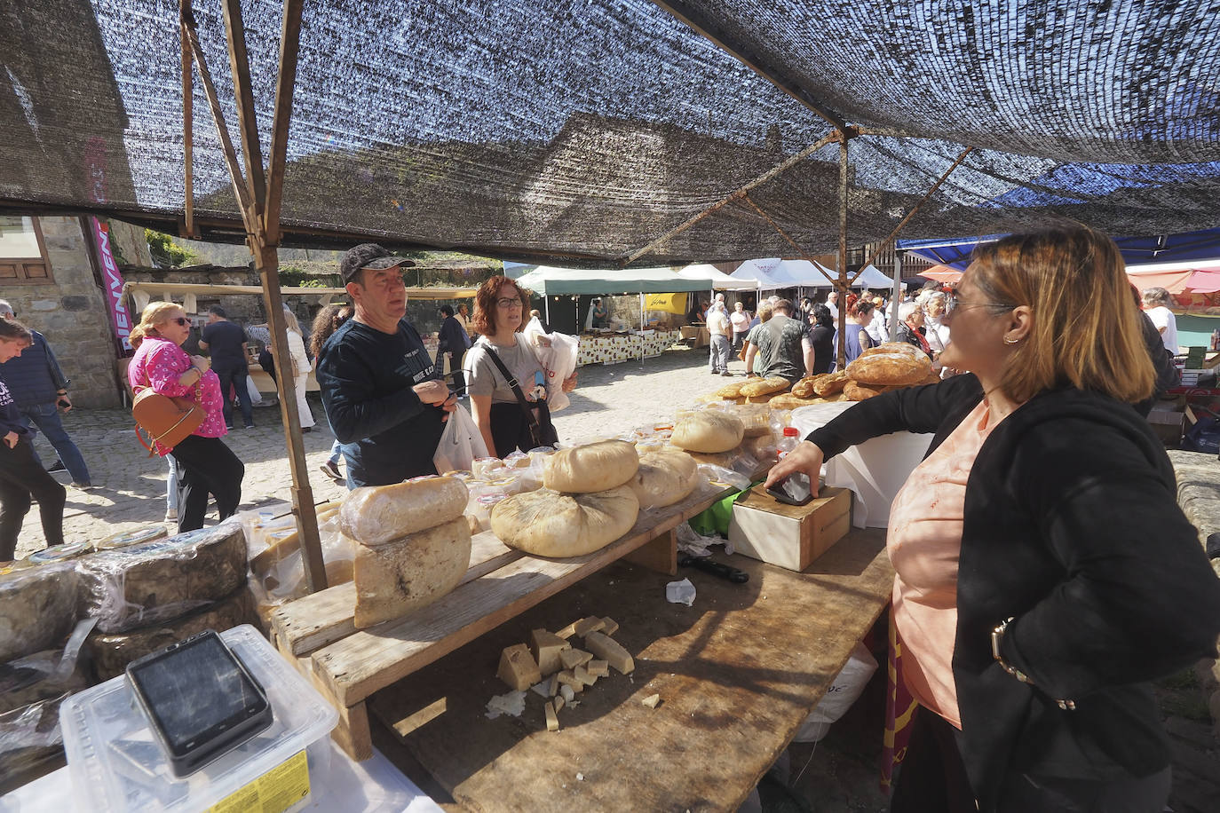 No sólo se puede degustar sobaos y quesada, otros productos típicos tienen cabida en la feria. 