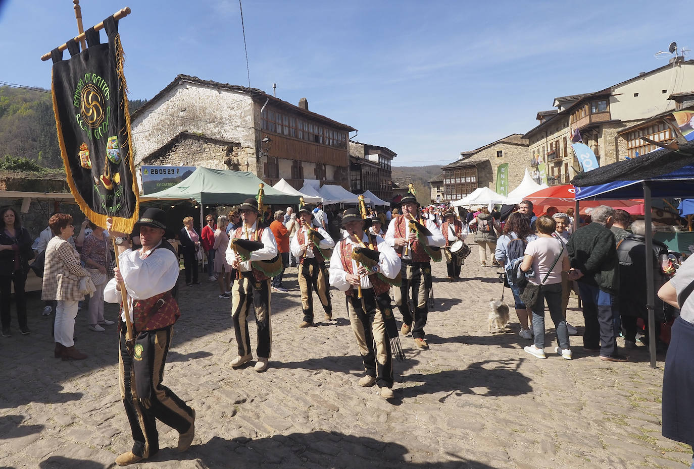 Un momento del pasacalles folklórico. 