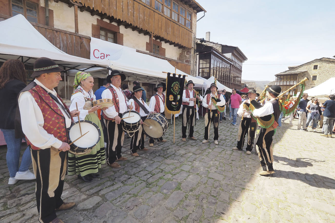 Los pasacalles folklóricos son parte de la fiesta del sobao en su día grande. 