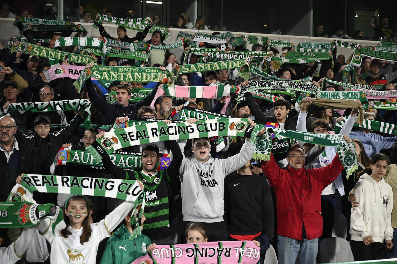 Los aficionados, con bufandas en alto, celebran la victoria y animan a los verdiblancos.