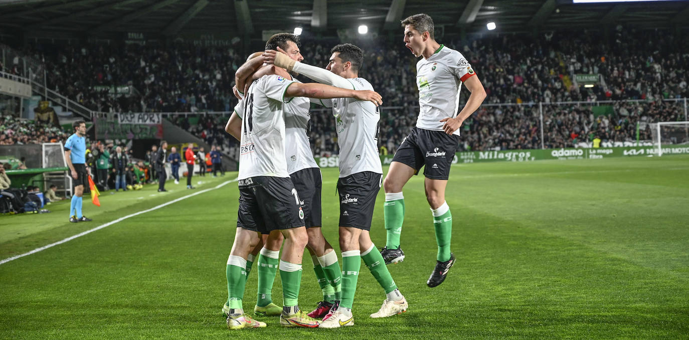 Los jugadores se abrazan tras una tarde repleta de goles.