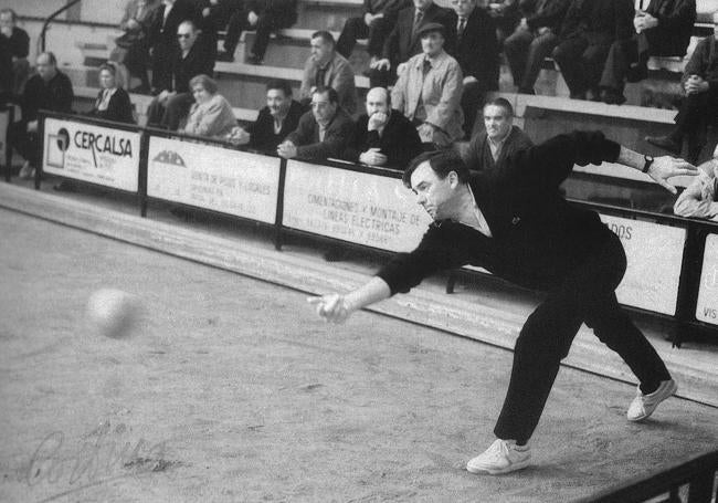 Tete Rodríguez, al birle durante un partido a comienzo de los años 80.