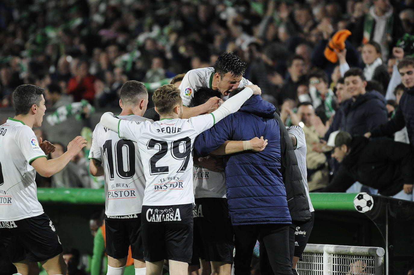 Éxtasis entre los verdiblancos con el cuarto gol en El Sardinero.