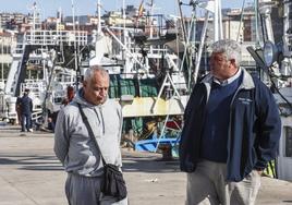 Vicente San Miguel, patrón del Ave Fénix, y Pedro Antonio Fernández, patrón del Siempre Nécora, junto a los pesqueros de Santander.