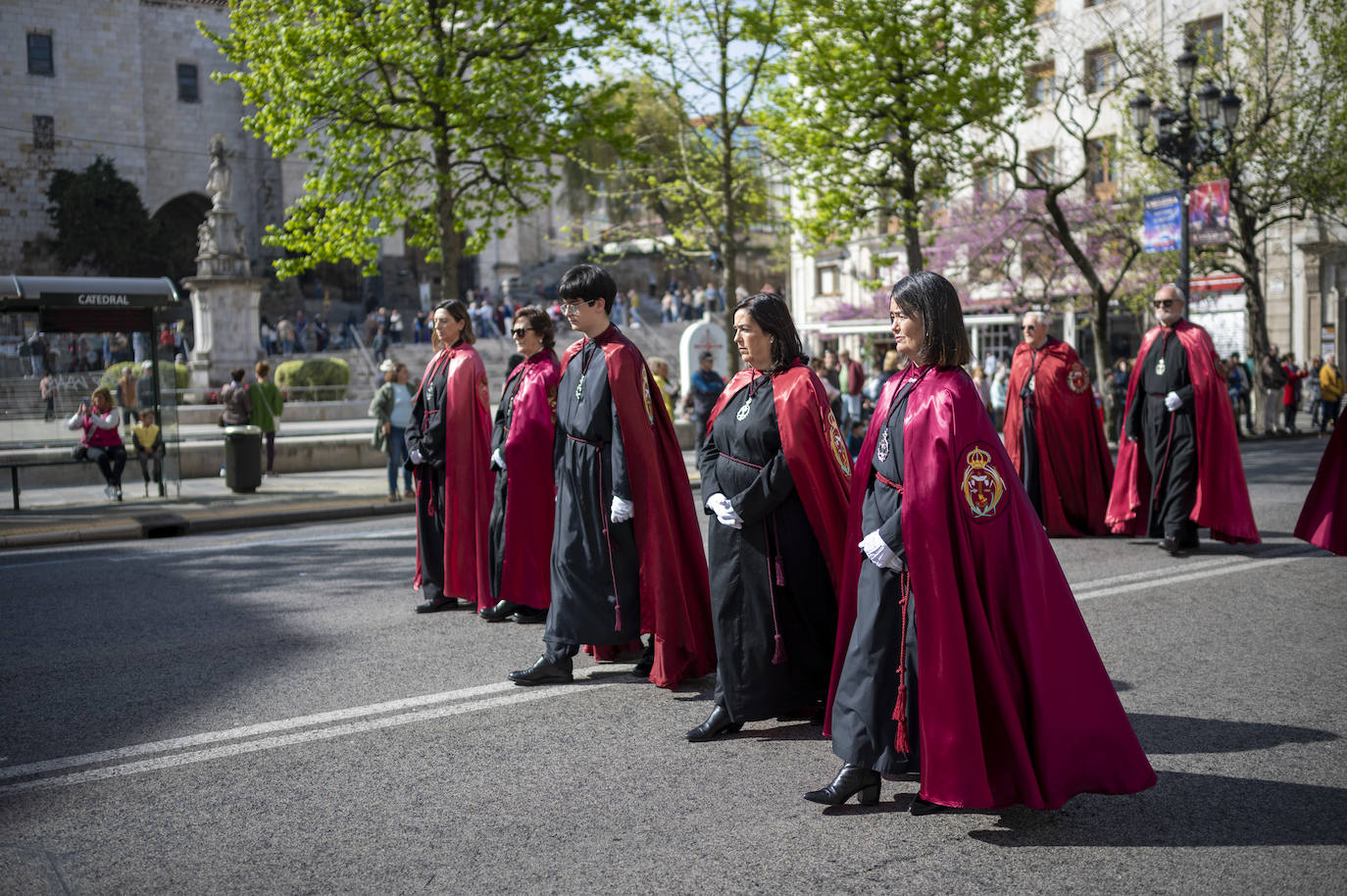 La procesión a su paso por Calvo Sotelo antes de dirigirse a la Catedral, donde se produjo el encuentro.