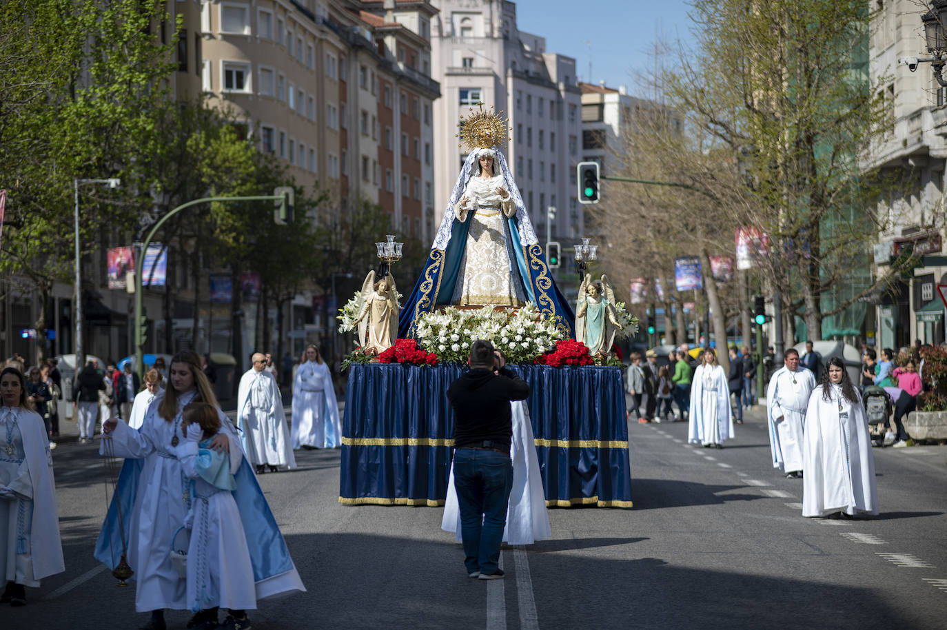 La 'Virgen Inmaculada Gloriosa' rodeada de cofrades y feligreses.