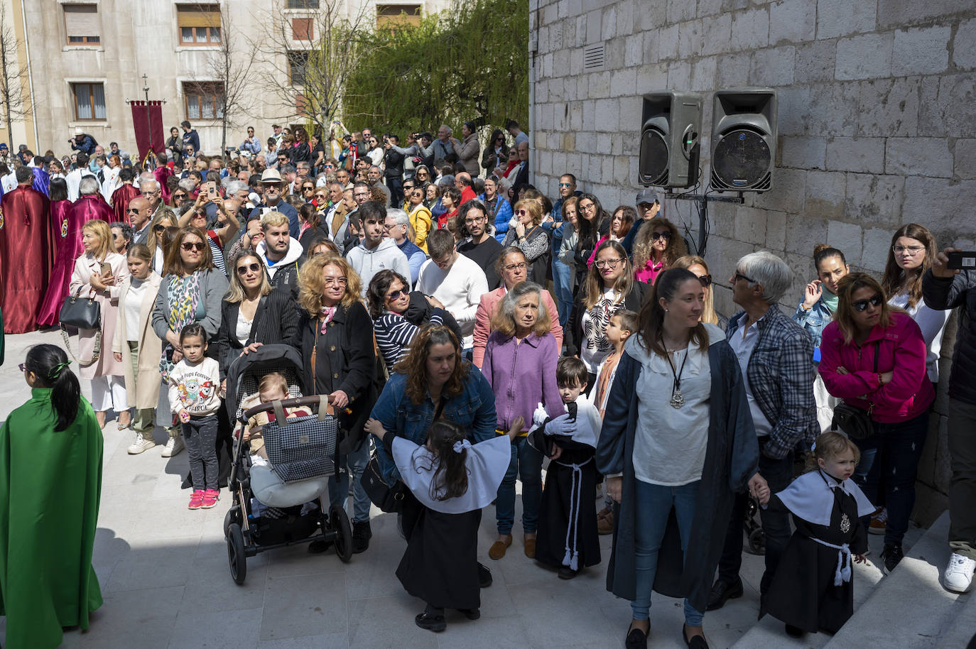 Cientos de personas se acercaron a ver el encuentro de Jesús y de la Virgen.