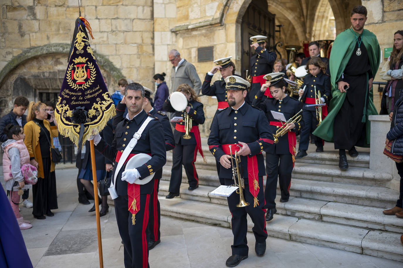 La agrupación musical Virgen de la Amargura a la salida de la misa del obispo, en la Catedral.