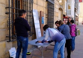 Mesa instalada este sábado y que se volverá a colocar el próximo en las inmediaciones de la casona municipal.