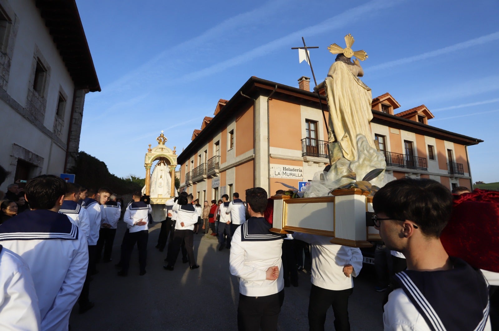 La imagen de la Virgen de la Barquera y la del Cristo Resucitado son llevadas a la Iglesia de Santa María de los Ángeles.