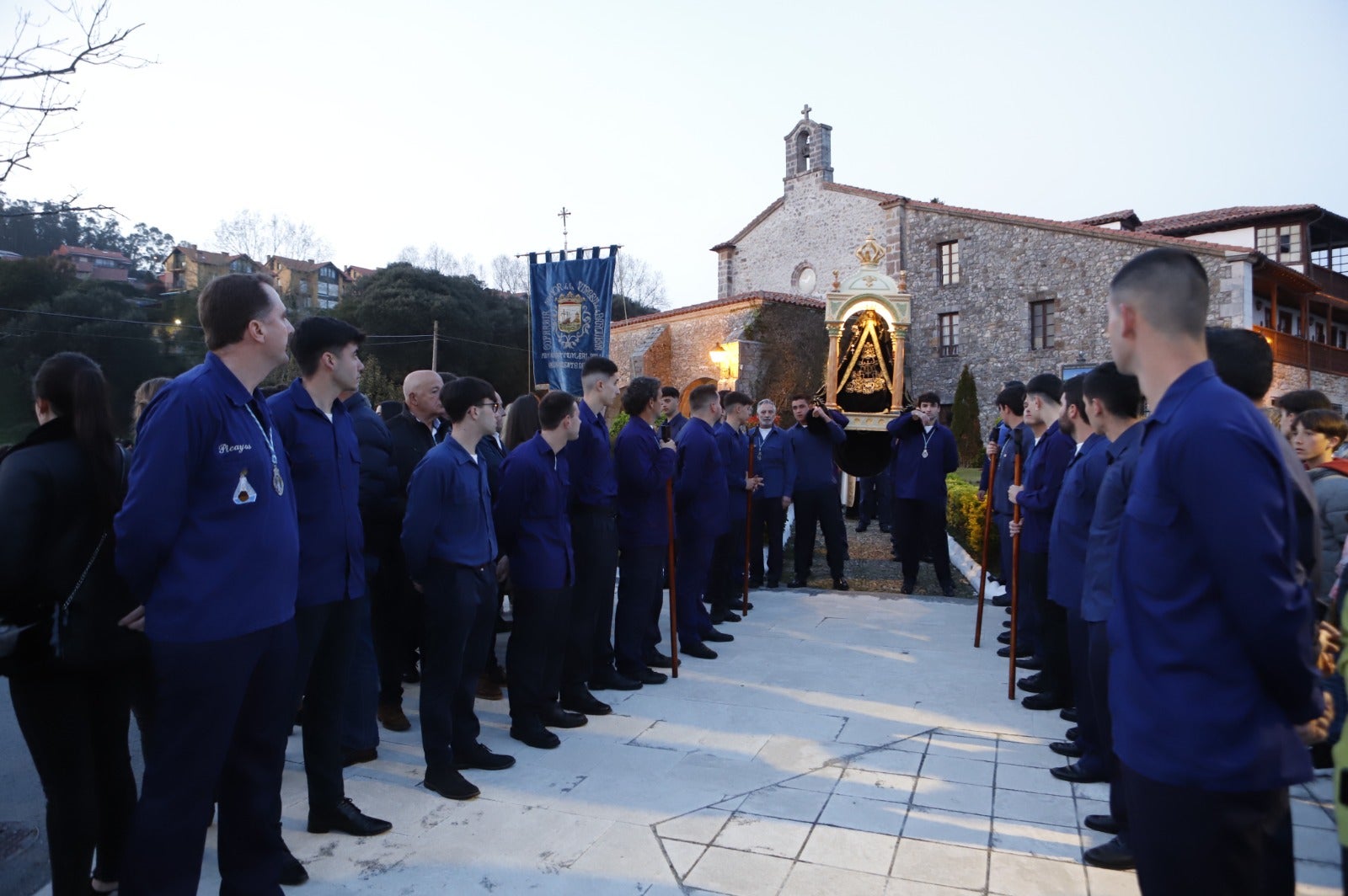 Momento en el que la Virgen de la Barquera es llevada desde su santuario