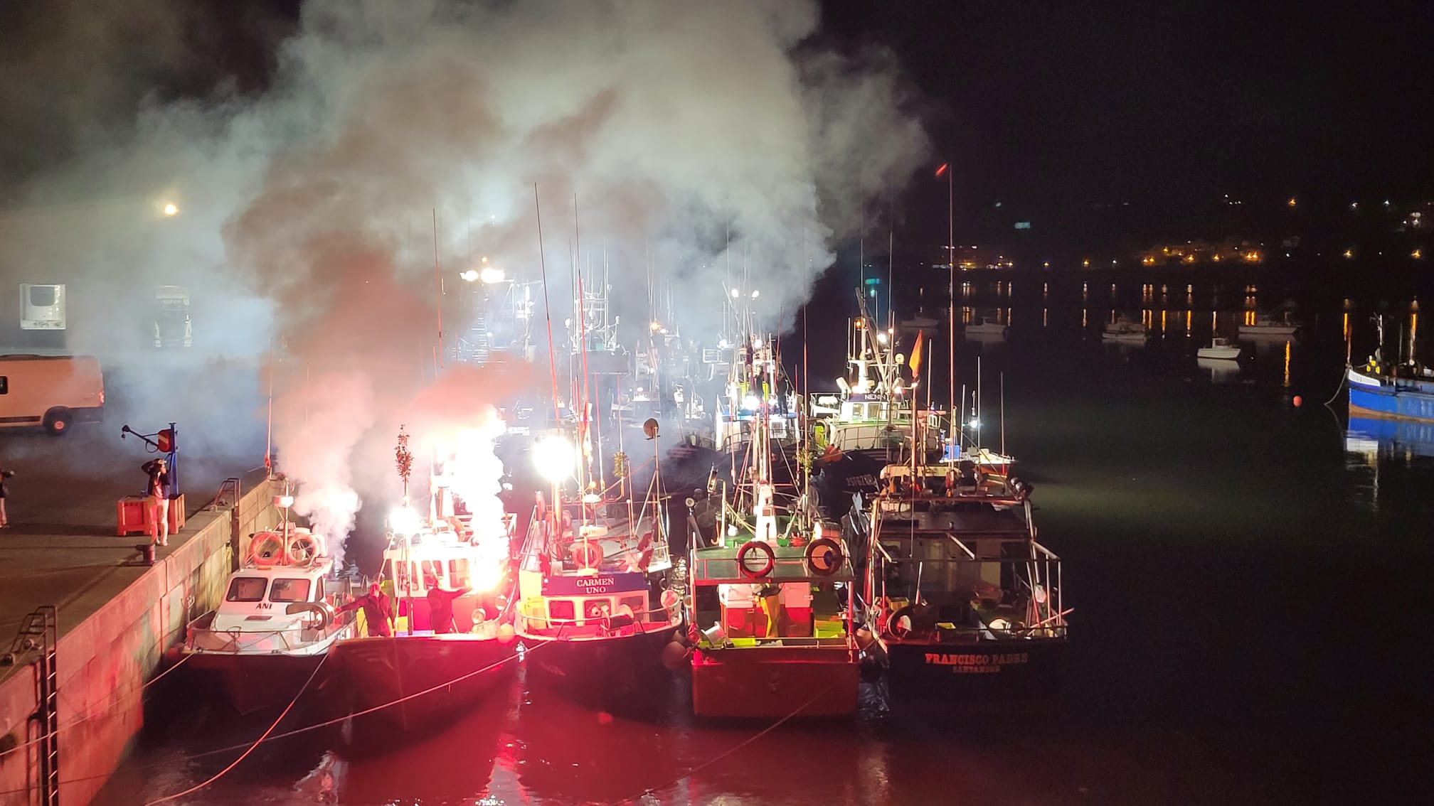 Los marineros iluminaron el recorrido de la Virgen encendiendo las luces y bengalas desde sus barcos