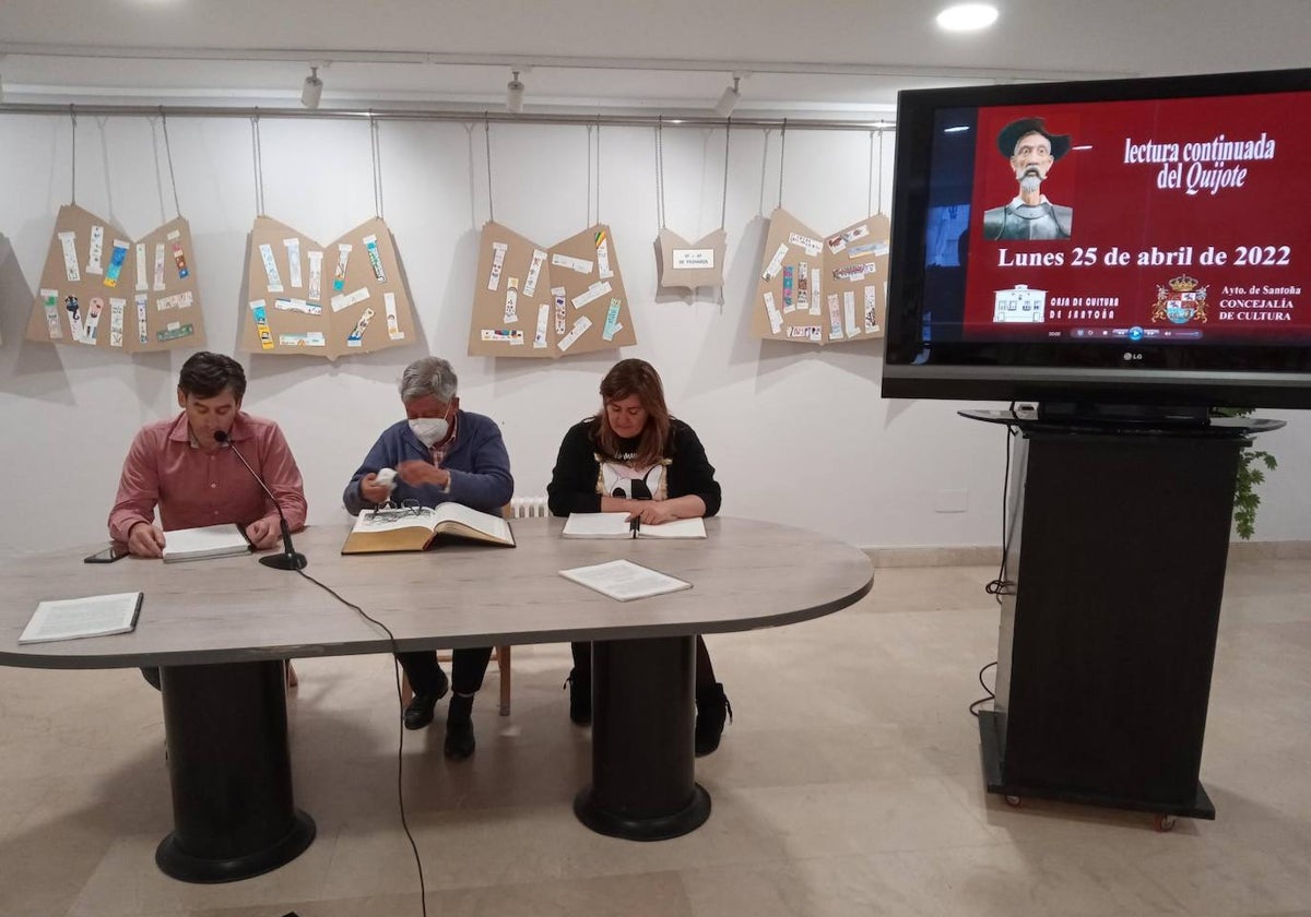 Lectura de El Quijote por los vecinos en la Casa de Cultura de Santoña.