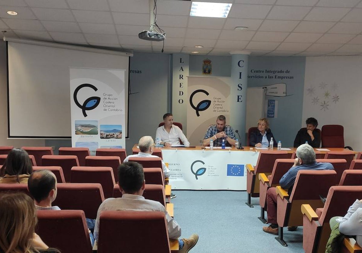 Un momento de la Asamblea General del GAC Oriental presidida por el alcalde de Santoña, Sergio Abascal, junto a miembros de su Junta Directiva.