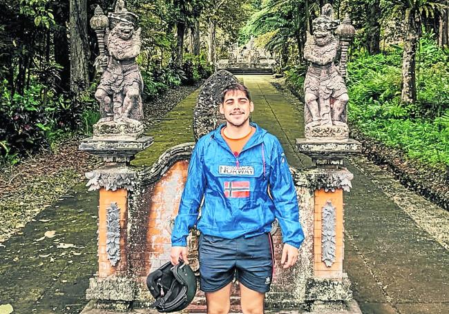 Ekain, sonriente, en una de sus paradas en Bali, uno de los países del sudeste asiático que recorrió.