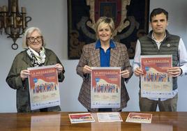 La alcaldesa, Esther Bolado, en el centro de la imagen, durante la presentación de la VII Jornada de Mediación, junto a la concejala de Servicios Sociales, Teresa Pilar Fernández, y el responsable del servicio, David Ceballos.