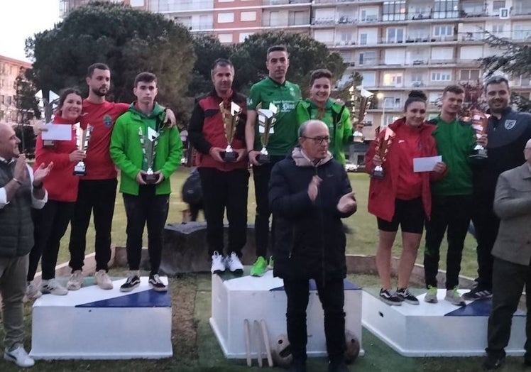 Imagen principal - Los jugadores de primera, segunda y categoría femenina depararon un espectáculo extraordinario con muchas tiradas logrando la máxima puntuación. 