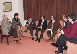 Imagen de 1999 de los participantes en las jornadas 'La Cultura en Cantabria' en El Ateneo, entre los que está Sánchez Dragó.