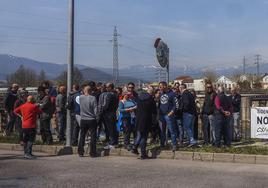 Los trabajadores se concentraron este lunes en la entrada a la factoría.