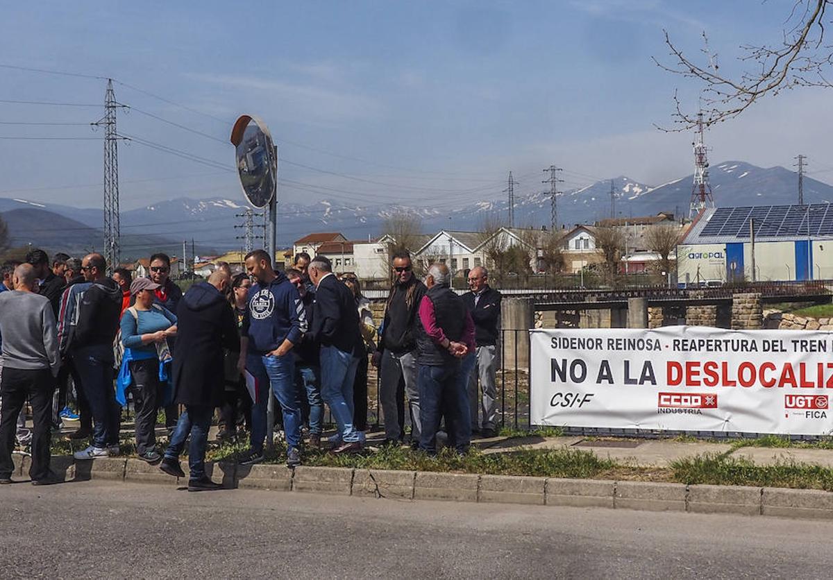 Los trabajadores se concentraron este lunes en la entrada a la factoría.