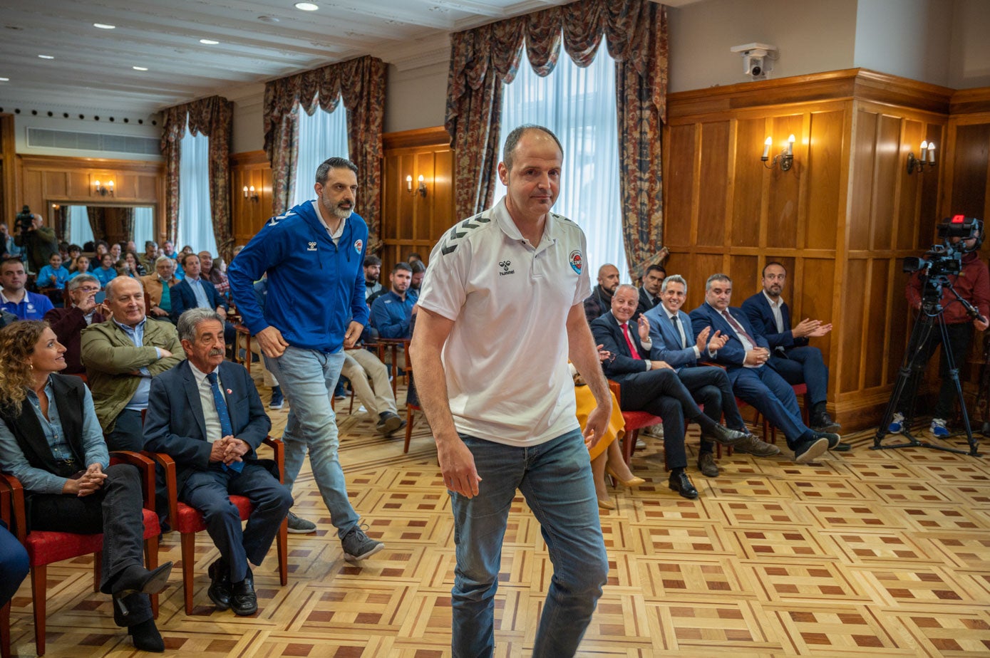 El entrenador y el capitán del Blendio Sinfín, Rubén Garabaya y José Manuel Herrero Lon se encaminan al estrado. 