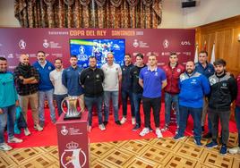 Los entrenadores y jugadores de los ocho equipos que disputarán la fase final de la Copa del Rey posan junto al trofeo tras el sorteo.