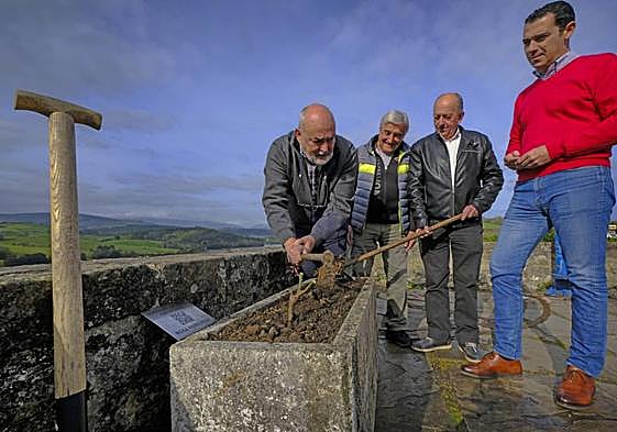 Teja y González, de la Asociación, con los alcaldes, Luguera y Escobedo.