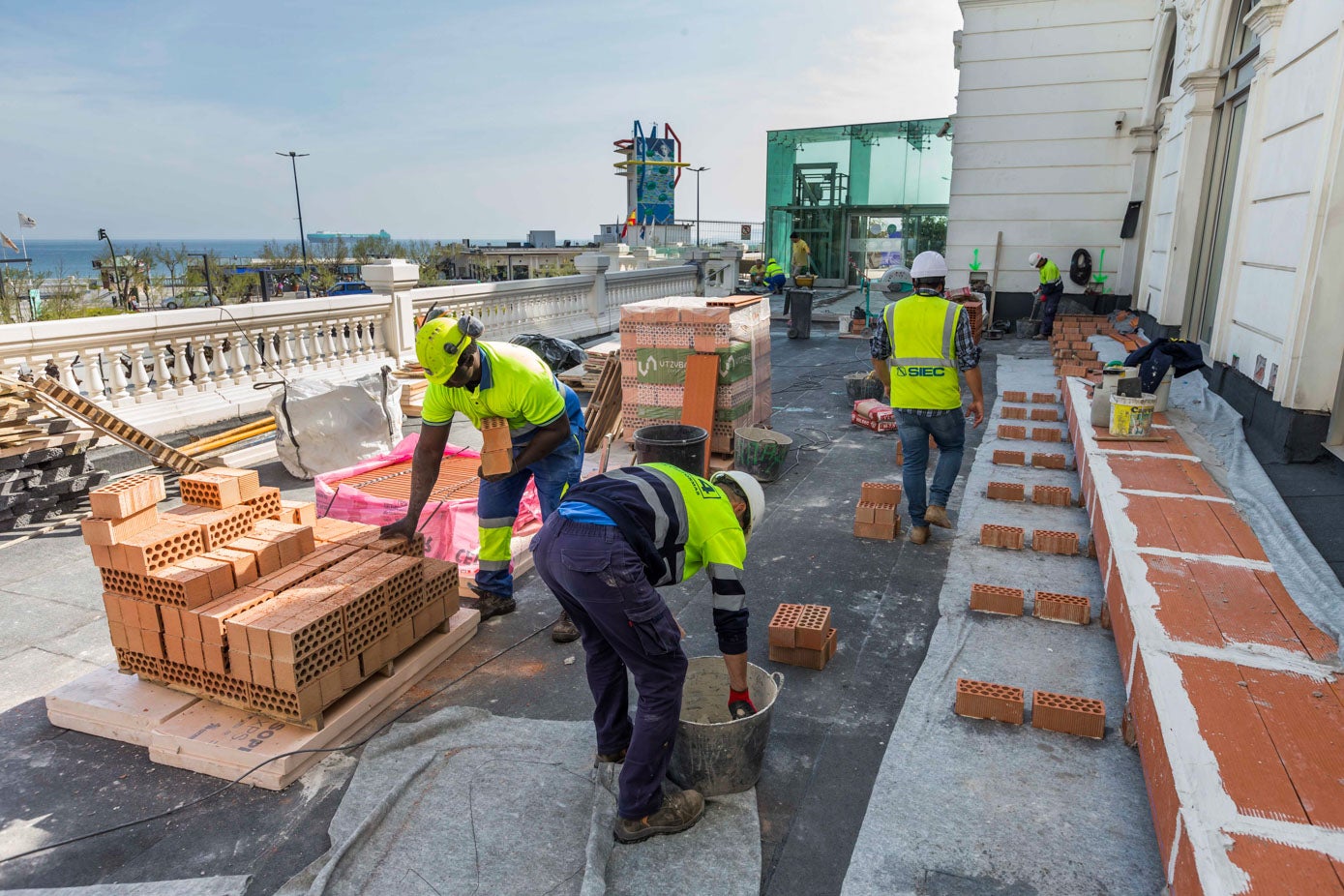 Los trabajos de reforma del edificio incluyen labores en la terraza superior,