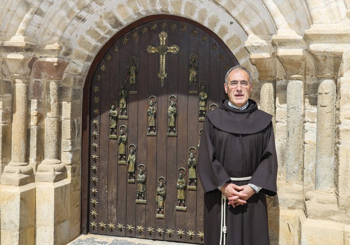 José María Lucas, guardián del Monasterio de Santo Toribio, frente a la Puerta del Perdón que se abrirá el domingo 16 de abril.