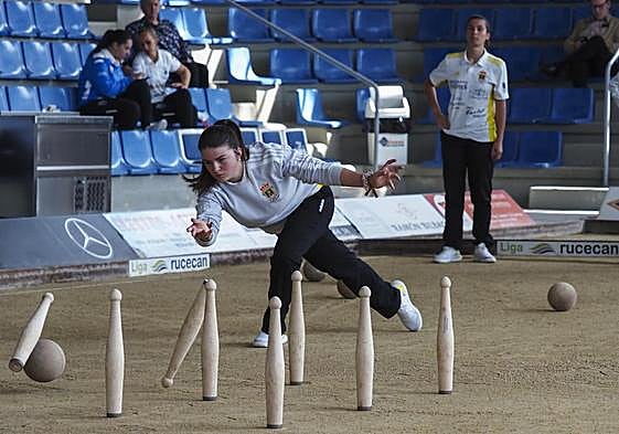 Lara Macho, la benjamina de Campoo de Yuso, birla con Marta Castillo al fondo.