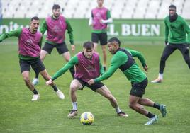 Juergen Elitim, una de las opciones para ocupar el extremo derecho, encara a Dani Fernández en el entrenamiento de ayer en los Campos de Sport.