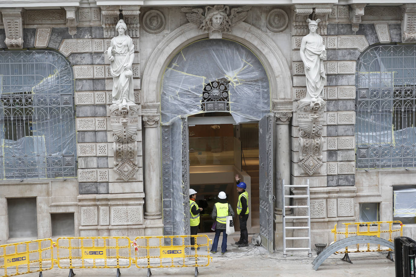 Detalle de la entrada principal al inmueble rehabilitado