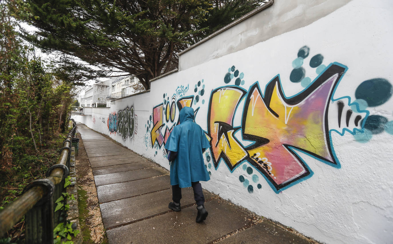 Imagen de la pared al inicio de la senda que une la Segunda playa de El Sardinero con Cabo Mayor