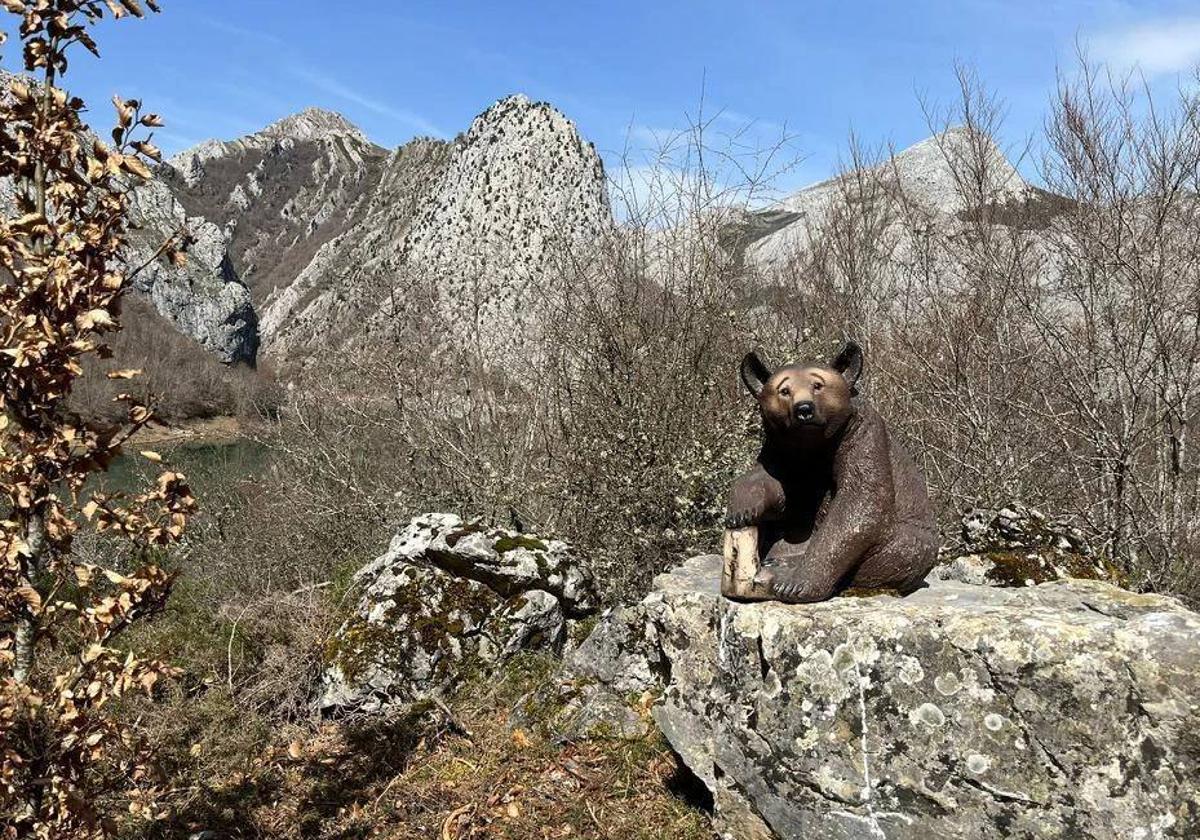 Uno de los dos osos que espera a los senderistas al final de la ruta.