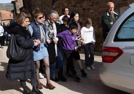 La viuda de Sánchez Dragó, Emma Nogueiro, acompañada por la expareja del escritor Naoko y sus hijos, además de otros familiares a su llegada al entierro.