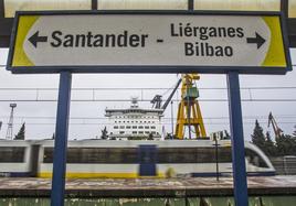 Un tren pasa por la estación de la línea de Feve en la localidad de El Astillero.