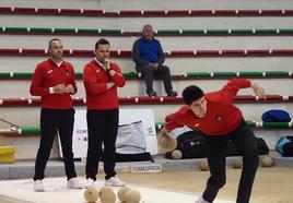 Jairo Arozamena, al tiro para Casa Sampedro, junto a David Penagos y Alfonso Díaz.