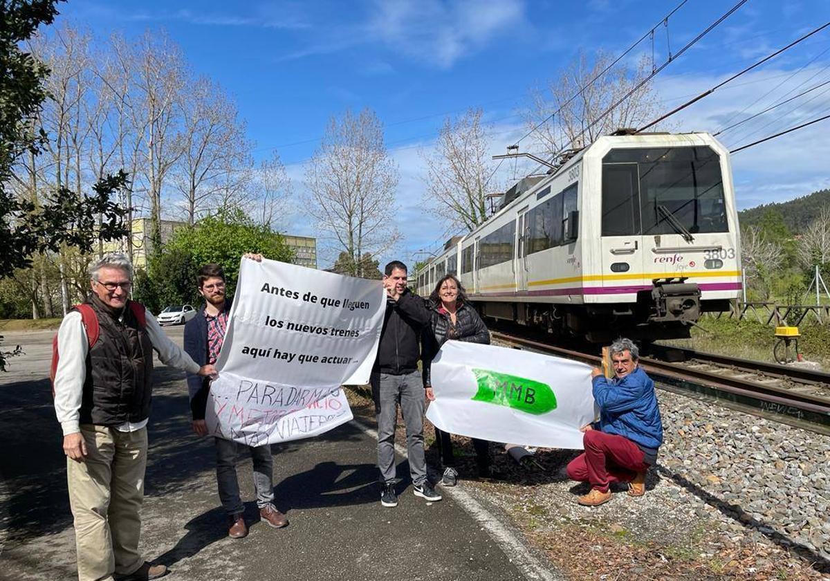 Representantes de las mesas de movilidad durante la concentración celebrada este jueves en Torrelavega.