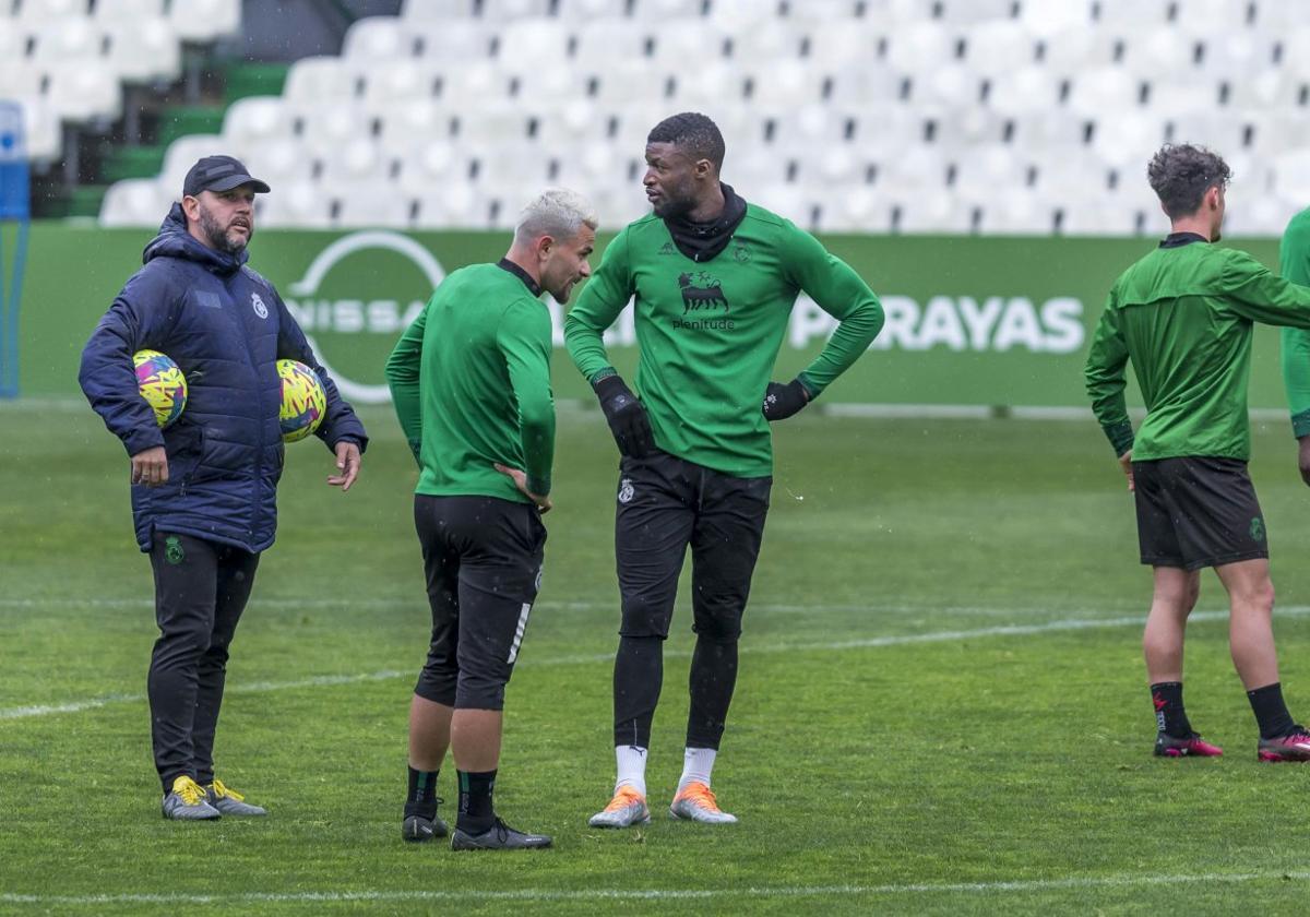 José Alberto conversa con Matheus Aiás y Sekou Gassama. Al fondo Cedric y Yeray. Instrucciones a los delanteros para que se mantenga la puntería en ataque.