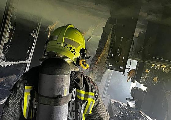 La actuación de los bomberos no puedo evitar que la casa prefabricada acabase calcinada.